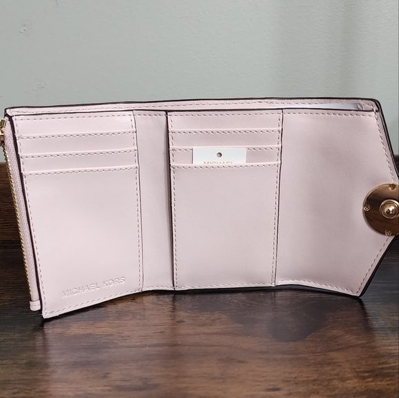 ⚠️LAST 1⚠️ Michael Kors Carmen Logo MD Bifold Wallet - Picture 3 of 6